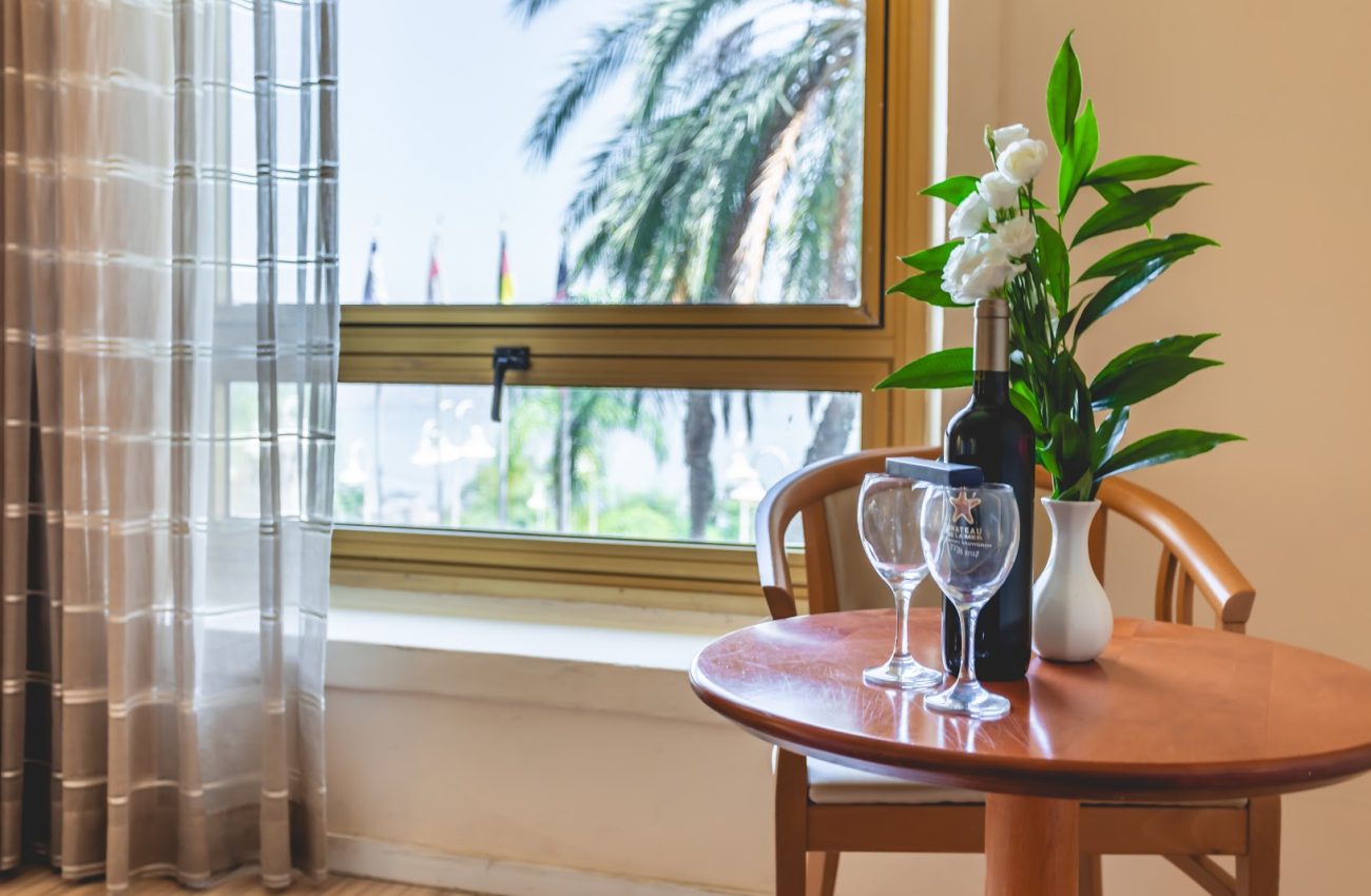 Nof Kinneret Hotel - Wine and flowers in the room
