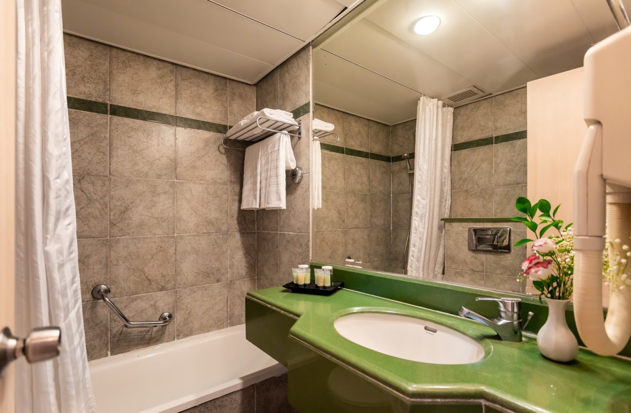 Nof Kinneret Hotel - Shower and toilette in the room
